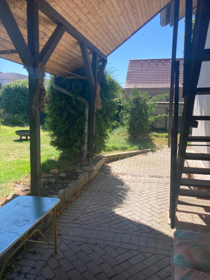 Ostresany Prijemny Apartman Se Zahradou מראה חיצוני תמונה