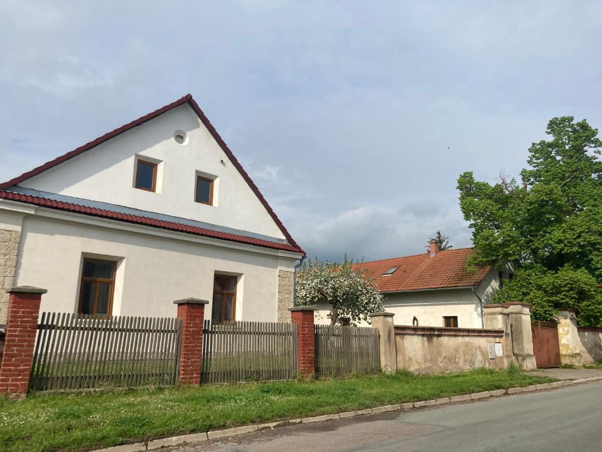 Ostresany Prijemny Apartman Se Zahradou מראה חיצוני תמונה